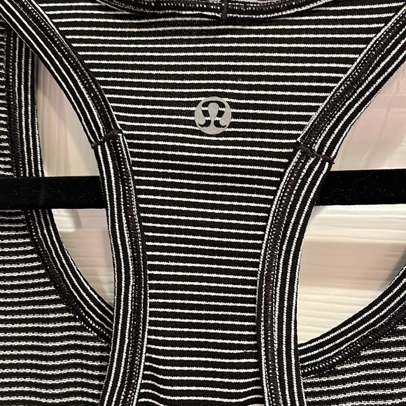 ❤️SOLD❤️Lululemon Athletica Black and White striped Run Swiftly Tank Top - Picture 4 of 4